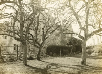 Kelmscott Manor: A gyümölcsöskertből