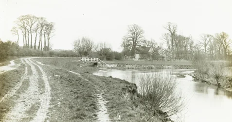 Kelmscott Manor: A Temze felől
