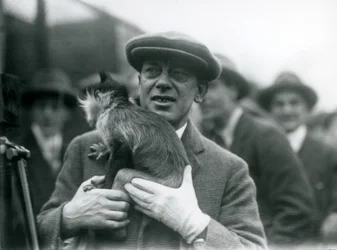 Egy fekete tarajos mangabey, esetleg szeplők, felvezetőjével egy külső adásban vesz részt a Londoni Állatkertből, 1925