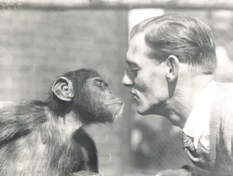 Booboo, a csimpánz és John Shelly a ZSL Londoni Állatkertben, 1927. szeptember