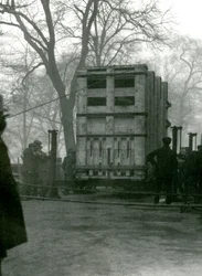 Lukhi nőstény ázsiai elefánt szállítása egy faládában, Londoni Állatkert, 1923