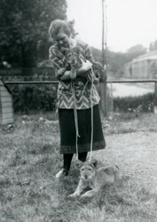 Két oroszlánkölyök egy fiatal nővel a londoni állatkertben 1925 augusztusában