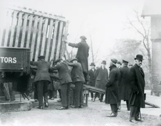 Az újonnan érkezett indiai orrszarvú kirakodása, Londoni Állatkert, 1924