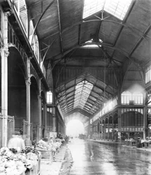A Les Halles központi piac fedett folyosója, Párizs, 1900 körül