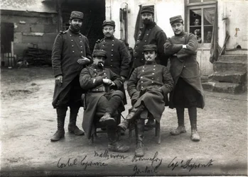 Első világháború (1914-1918): telefonálók és Debenedetti (?) ezredes vezérkarának titkárai, Laroque farm Roye sur Matz közelében (Roye-sur-Matz, Oise). 1915. március
