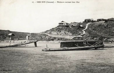 Halászok eltávolítják a hálót Sam Son (Sam-Son), Annam strandjai közelében. Képeslap Vietnamból, Indokínából. Fénykép 1912-1914-ről.