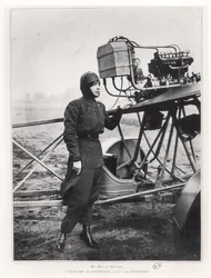 Helene Dutrieu (1877-1961) egy repülőgép mellett állt, 1914 előtt