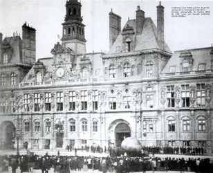 Egy léggömb felfújása a hozzá csatolt kommün nyilatkozatokkal a párizsi Hotel de Ville előtt, 1871. május 3.