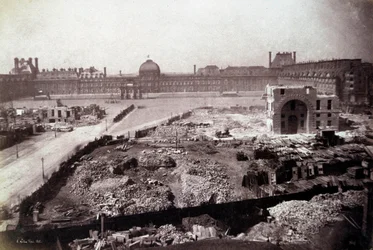 Párizs átalakulása a második birodalom alatt, Haussmann munkái: a Place du Carrousel látképe az egykori párizsi király istállójának lebontásakor. Ez a hely a II. Birodalom idején III. Napóleon által végrehajtott átalakítások része volt. 18
