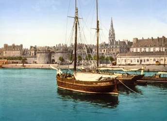 Kilátás St Malo fallal körülvett városára a kikötőből, 1890-1900