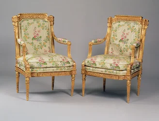 Egy pár fotel egy XVI. Lajos korabeli bútorkészletből, Delaisement pecséttel, 1780 körül (faragott aranyozott fa és kárpit) (lásd még: 222393)