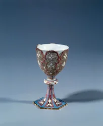 Art France: Bögre mozgatható állványon, bemutató állványt alkotva. Kemény porcelán