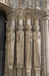Cathedrale de chartres, a királyi kapu központi öblének jobb oldalán lévő tűz részlete, balról jobbra, egy próféta, Dávid király, királynő, Salamon
