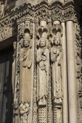 Cathedrale de chartres, az öböl bal oldali kitörésének részlete a királyi kapu jobb oldalán, balról jobbra, egy király, Roland, Louis vii