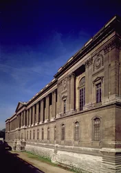 Claude Perrault (1613-88) és mások által tervezett keleti homlokzat, főbejárat és oszlopcsarnok, 1678-ban kezdődött, Jacques Germain Soufflot (1713-80) fejezte be 1774