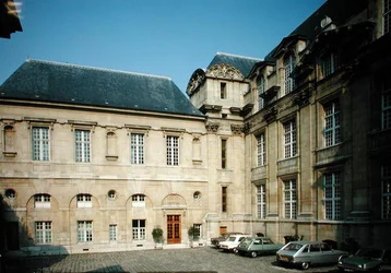 Az 1584-ben épült Hotel Lamoignon külső nézete