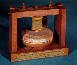 Az Alexander Graham Bell (1847-1922) által feltalált telefon fakszimile, amelyet a Western Electric Company készített