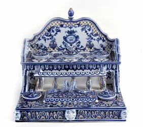 Francia kalligráfia: Gien porcelánból készült, 40 centiméter összhosszúságú darab, nagyon jól reprezentálja a 18. századot. Két lépcsőn 5 tintaágy található, valamint egy téglalap alakú csőlemez. Párizs, a tollmúzeum.
