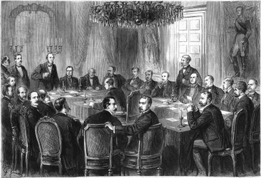 Nemzetközi Háborús Kongresszus, Brüsszel, 1874. július-augusztus: 15 európai állam küldöttei találkoznak, hogy megvitassák a háború törvényeiről és szokásairól szóló nemzetközi nyilatkozat tervezetét. Metszet a „Le Monde Illustré“ 908. számában