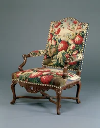 Lajos XIV. Fauteuil, 1710 körül (faragott dió és kárpit) (lásd még: 220169)