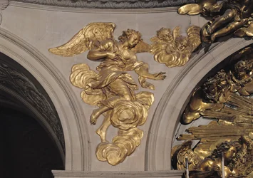 XIV. Lajos stílusú angyal, a kápolna főoltárának bal oldali boltívéből (aranyozott bronz)