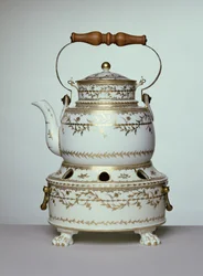 XVI. Lajos porcelán vízforraló és állvány, Párizsban készült, 1775-91 körül (porcelán)