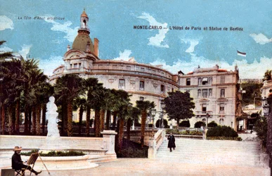 Monte-Carlo, Hotel de Paris és Berlioz szobra – színes képeslap a huszadik század elején