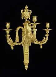 Az egyik XVI. Lajos háromágú fali lámpája, 1775 körül (ormolu)