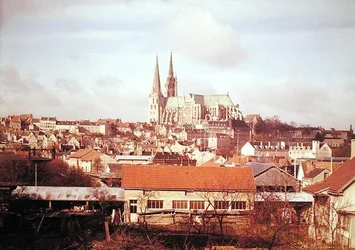 Panorámás kilátás a városra a katedrálissal
