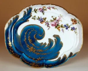 „Hebert” tányér puha porcelán volutákkal, Vincennes gyártása során. 1755 Párizs. Louvre múzeum