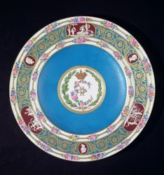 II. Katalin oroszországi császárné (1729-96) szolgálatából származó tányér, Sevres, 1779 körül (porcelán)