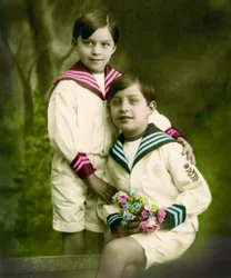 Két fiú portréja 1898 körül (kézzel színezett fotó)