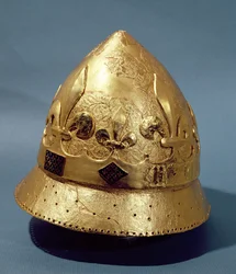 Az 1986-os Louvre-i ásatásokon talált VI. Károly (1368-1422) aranyozott sisakjának rekonstrukciója (fém)