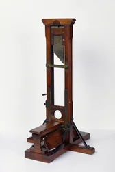 Guillotine kicsinyített modellje (fa és fém)