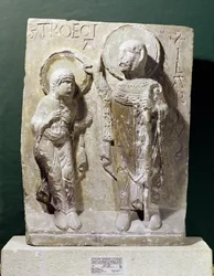 Poitiers-i Szent Hiláriust (320-368) ábrázoló dombormű, aki megáldja Szent Triaise-t, 1150 körül