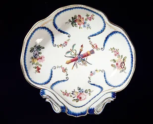 Íjjal és nyíllal díszített Sevres tányér, 1762 (fajansz)
