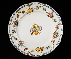 Kottával díszített Sevres tányér, 1764 (fajansz)