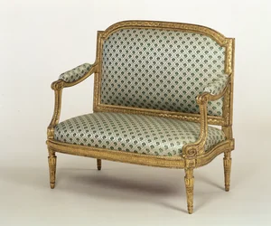 Kis XVI. Lajos ülőgarnitúra, J.P.Boulard pecsétje, 1775 körül (faragott aranyozott fa kárpittal)