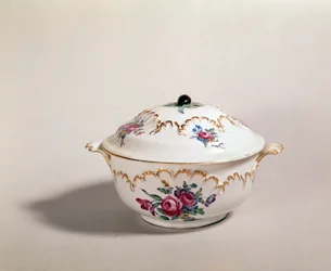 Levesestál, készült Tournaiban, 1775-80 (porcelán)