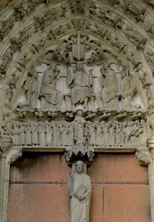 A déli portál timpanonja, amely a trónoló Krisztust ábrázolja egy Beau Christ figurával a lenti trumeau-n, XII. század