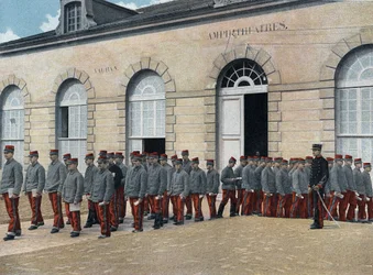 Saint-Cyr speciális katonai iskola (Saint Cyr), belső szolgálat: Kijárat az amfiteátrumból.