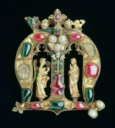 A Hylle Jewel, koronás lombardikus kezdőbetűs M, angyali üdvözlet figurákkal, 14. század vége (ezüst-aranyozott készlet rubinokkal, gyémántokkal, smaragddal és gyöngyökkel)