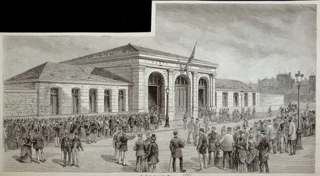 A tömeg a párizsi hullaház előtt 1886-ban.