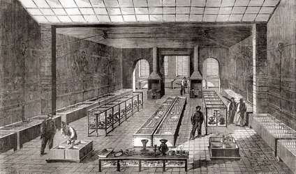 A vegyi fürdőket tartalmazó műhely Charles Christofle galvanizáló üzemében, Párizsban, Franciaországban 1867-ben, a Les Merveilles de la Science-ből, 1870 körül megjelent (metszet)