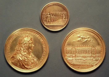 Felül: Recto = Les Revues, 1680, Thomas Bernard; Alul: verso = XIV. Lajos profilja, recto = A Louvre oszlopsora, Jean Warin III (1604-72) Bernini-projektje (arany)