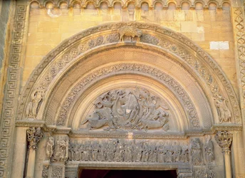 Krisztust a Felségben ábrázoló tornác timpanona az evangélisták jelképeivel, 1140-50 körül