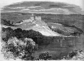 Kilátás Castel Gandolfóra, a pápa nyári rezidenciájára. Olaszország