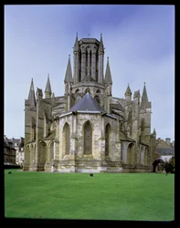 Kilátás a Coutances-székesegyházra keletről