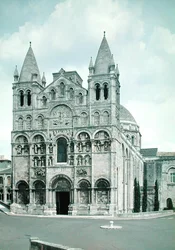 Kilátás a nyugati homlokzatra, 1125-35 között épült