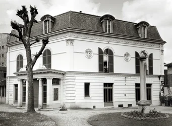 Kilátás az 1880-1921 között épült Bibliotheque Marmottan homlokzatára a kertből